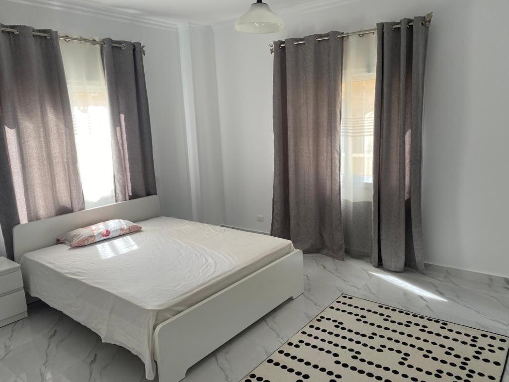 شقه فندقيه 3 غرف حمامين و مطبخ و حديقه خاصه امام الجامعه الامريكيه و مول Point 90 El El Cairo Exterior foto
