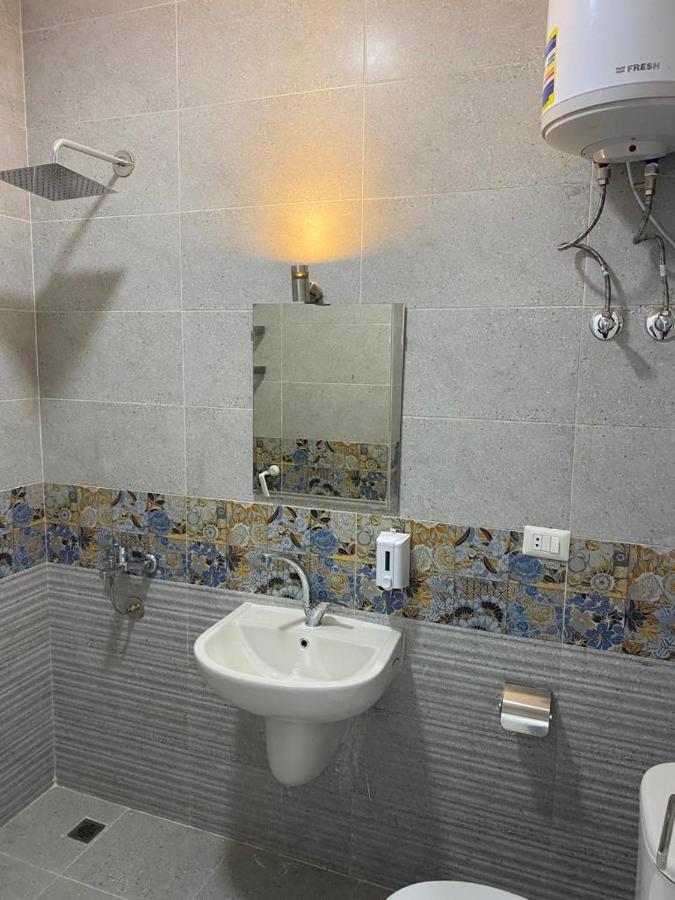 شقه فندقيه 3 غرف حمامين و مطبخ و حديقه خاصه امام الجامعه الامريكيه و مول Point 90 El El Cairo Exterior foto