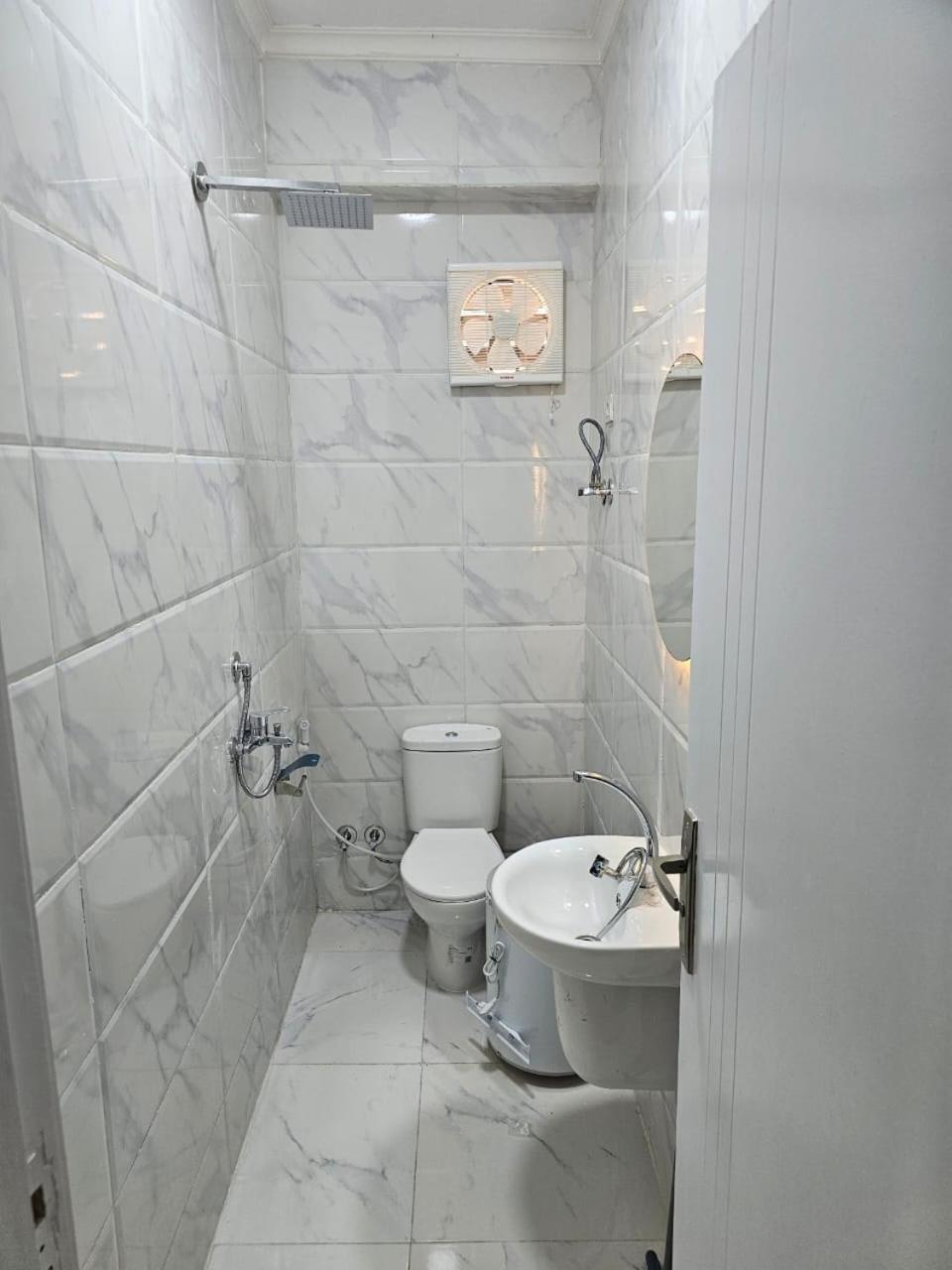 شقه فندقيه 3 غرف حمامين و مطبخ و حديقه خاصه امام الجامعه الامريكيه و مول Point 90 El El Cairo Exterior foto