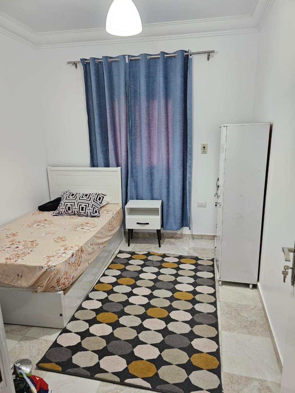 شقه فندقيه 3 غرف حمامين و مطبخ و حديقه خاصه امام الجامعه الامريكيه و مول Point 90 El El Cairo Exterior foto