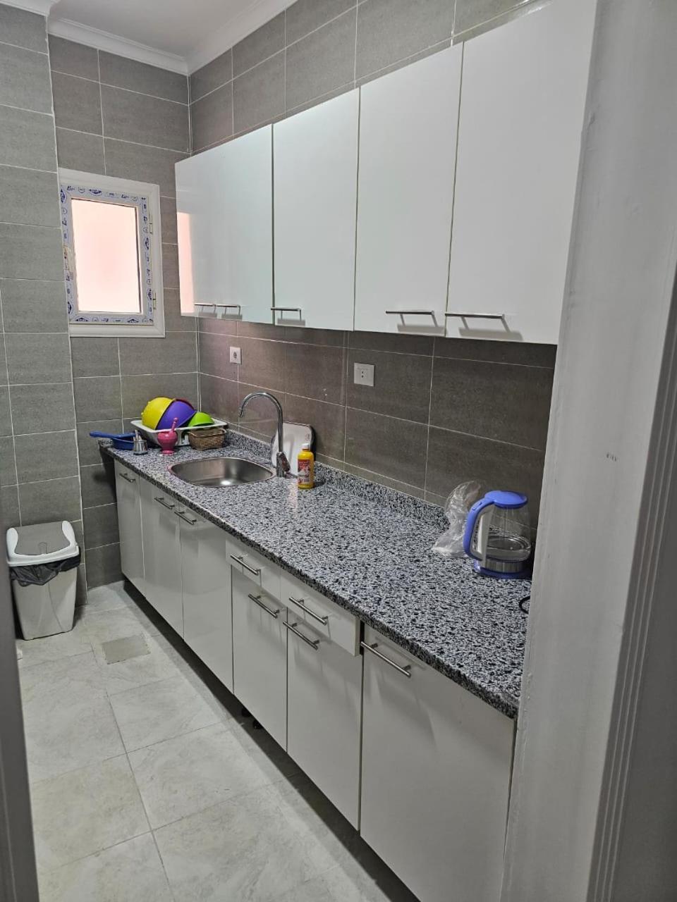 شقه فندقيه 3 غرف حمامين و مطبخ و حديقه خاصه امام الجامعه الامريكيه و مول Point 90 El El Cairo Exterior foto