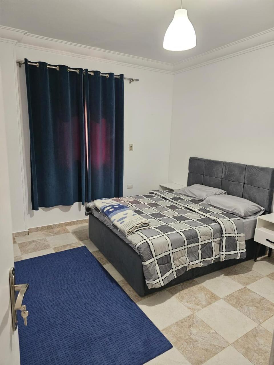 شقه فندقيه 3 غرف حمامين و مطبخ و حديقه خاصه امام الجامعه الامريكيه و مول Point 90 El El Cairo Exterior foto